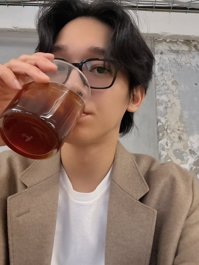 jongdaeitalia's tweet photo. 09/05/2026 Aggiornamento #CHEN Bubble🦖
Ultimamente ci sono un sacco di Soon che mi chiedono se non sto inviando selfie perché mi sono tagliata i capelli Sei curioso?🙃   
*foto
Non preoccuparti perché è ancora riccio e sta benissimo✌️
Ci vediamo presto allora🙃
Buon weekend!!!✌️ https://t.co/BTYgcjrD2K