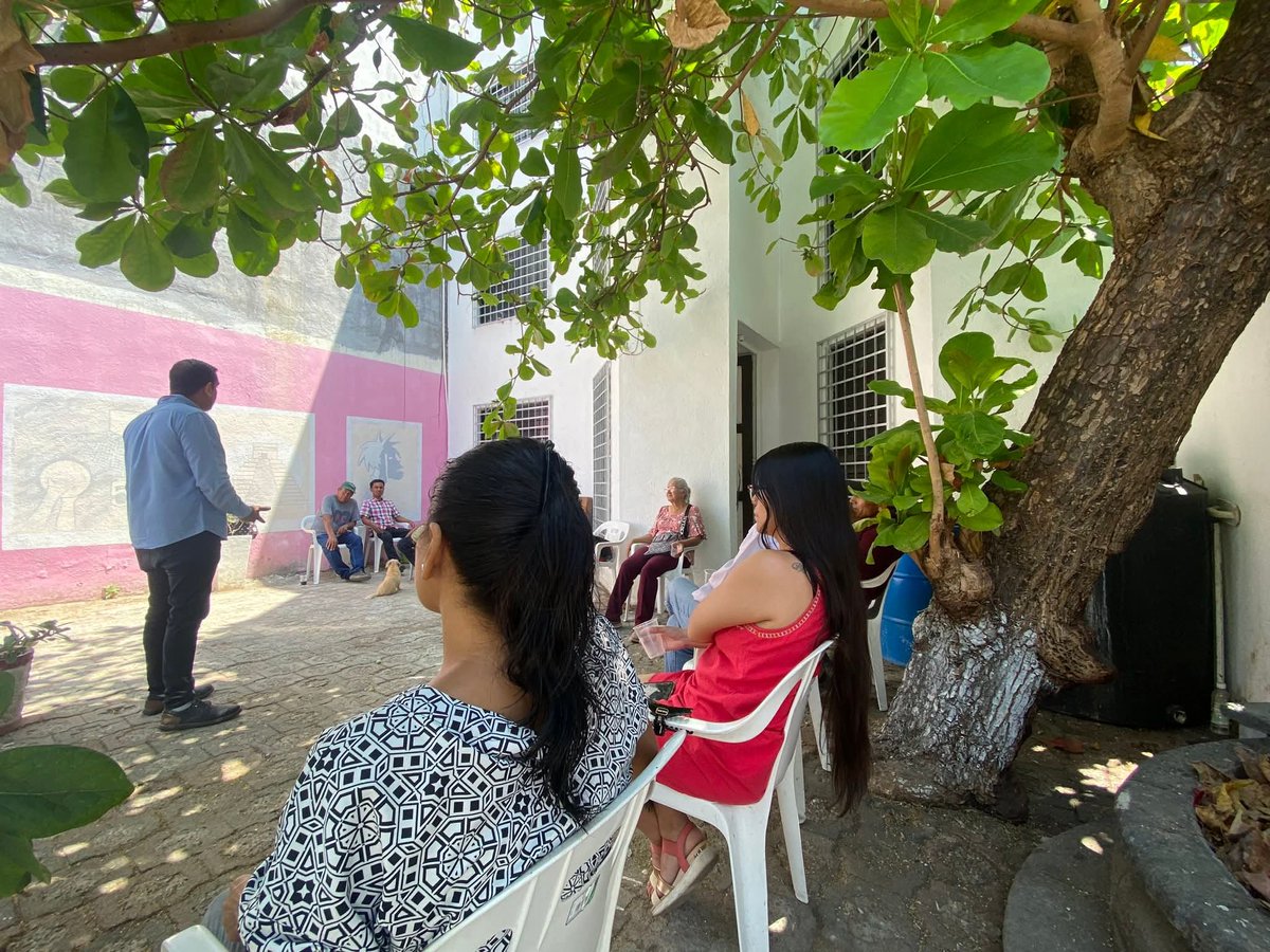 YairGade's tweet photo. 📌 Sostuve una reunión vecinal en la calle 12 con vecinas y vecinos que han levantado la mano para conocer el proyecto que encabeza la senadora por Guerrero Beatriz Mojica Morga. Agradezco a la Arq. Pereo por ser enlace con este punto de coincidencia.
#LaMorenaDeGuerrero https://t.co/EiMpgkIKDa