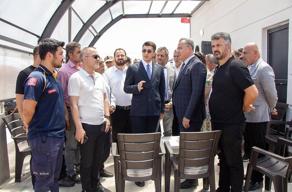 davutarzu21's tweet photo. 🇹🇷 Cumhurbaşkanımız ve Genel Başkanımız Recep Tayyip Erdoğan’ın takdir ve tensipleriyle Milli Savunma Bakanlığı Tedarik Hizmetleri Genel Müdürü olarak atanan Çınar Kaymakamımız Sayın Zikrullah Erdoğan’ı en kalbi duygularımla tebrik ediyorum.

Görev yaptığı süre boyunca Çınar’ımızın gelişimi, huzuru ve kalkınması adına büyük bir gayret ortaya koyan Sayın Kaymakamımız; devletimizin şefkatini, samimiyetini ve gücünü hemşehrilerimize en güzel şekilde hissettirmiştir. Eğitime, gençliğe, sosyal projelere ve vatandaş odaklı hizmet anlayışına verdiği önemle Çınar’da gönüllerde müstesna bir yer edinmiştir.

İlçemize kazandırdığı kıymetli hizmetler, kurduğu güçlü gönül bağları ve bıraktığı güzel izler daima hayırla yad edilecektir. Çınar halkı adına kendilerine teşekkür ediyor, üstlendiği bu önemli görevde de üstün başarılar diliyorum.

Biz sizden razıydık, Allah da sizden razı olsun. Bu anlamlı görevlendirmenin ülkemiz, milletimiz ve kendileri adına hayırlara vesile olmasını temenni ediyorum.@Z_Erdogan53