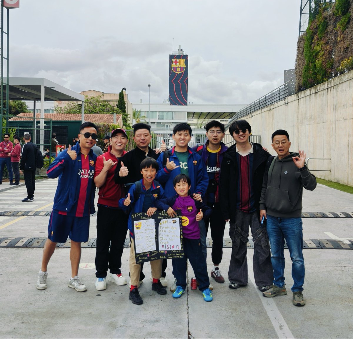 Penyashanghai's tweet photo. PB Shanghai the 10th pilgrimage trip, went to La Masia Youth Academy to learn. #penyes
#iViscaCatalunya!🔵🔴 #BlaugranaChina #ForçaBarça #MesQueUnClub #penya #penyablaugranashanghai #FCBarcelona #Barca #FCB #Cules #FCBLive #supporters #socis #soci #CampNou #pbshanghai🔴🔵 https://t.co/2YrS0PvG14