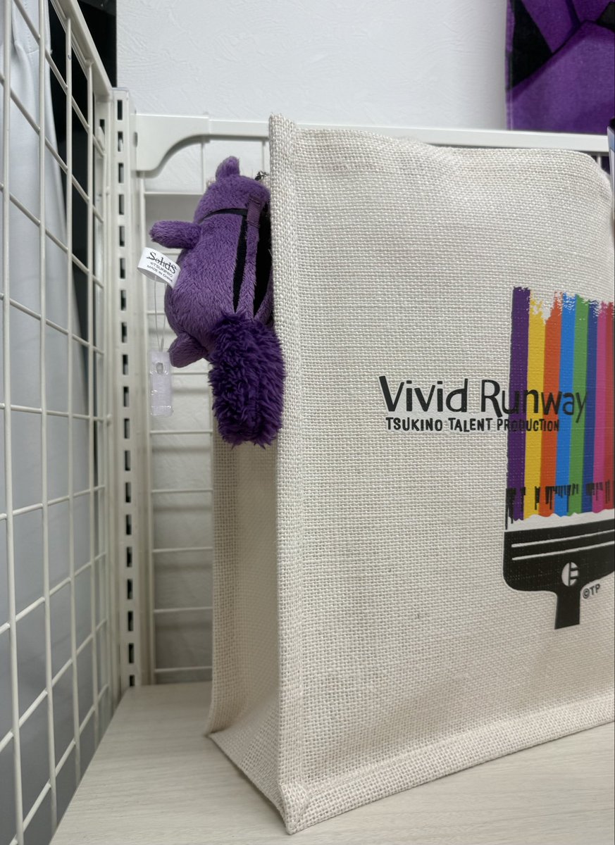 lily_rose_smile's tweet photo. 【土曜日のツキショ】
志季リッズ💜いじけていた
バッグ完売のお詫びに吊るされた⁉︎
片隅で哀愁を漂わせる背中を発見👀
《志季リッズ いつもツキショで 吊られがち》
翼リッズ💛&大リッズ🩵は
かくれんぼ中💨
#ツキプロ
#ツキショ
#ビビラン
#SolidS https://t.co/QQi0bV8V7F