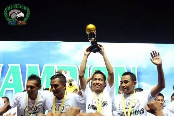 Yang Juara Divisi Utama 2013 ga lu anggap?

Dibela-belain Bikin Piala sendiri lho..