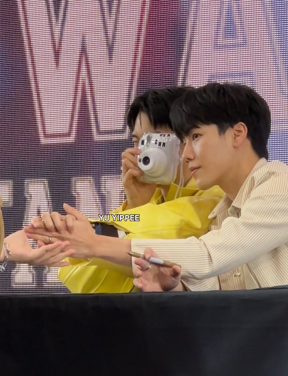พวกฮีจับมือกันแน่นมาก มือฉันเหมือนคอยประคองเขาสองคนแทน แล้วเป็นมือลูกชายฉันที่จับมือพี่เขาแน่น เอ้ออออออออ เริ่ดว่ะตี๋ 55555555555555555555

YINWAR 2ND FANSIGN CNX
#CNX_YINWAR2NDFANSIGN