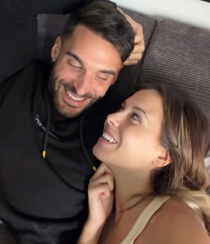 Imposible disimular lo a gusto que están, hoy pinta día de sofá y peli, y en televisión nueva (y pedazo de tele 😉)#Violedi9My
FELICES 🥹😍