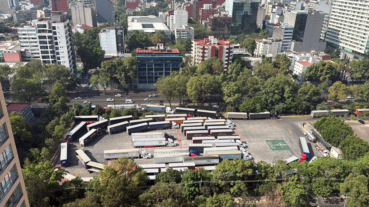 Monicami's tweet photo. ¡Bloqueado por completo! Lateral de Rio San Joaquín y Mariano Escobedo por saturación de lanzadera de tráilers de @GrupoModelo_MX y nadie hace nada @AlcaldiaMHmx @Semovi_CDMX @CuadranteME @RuidoEnLaRed @Polanco1Parques https://t.co/XeYnIlMEKK