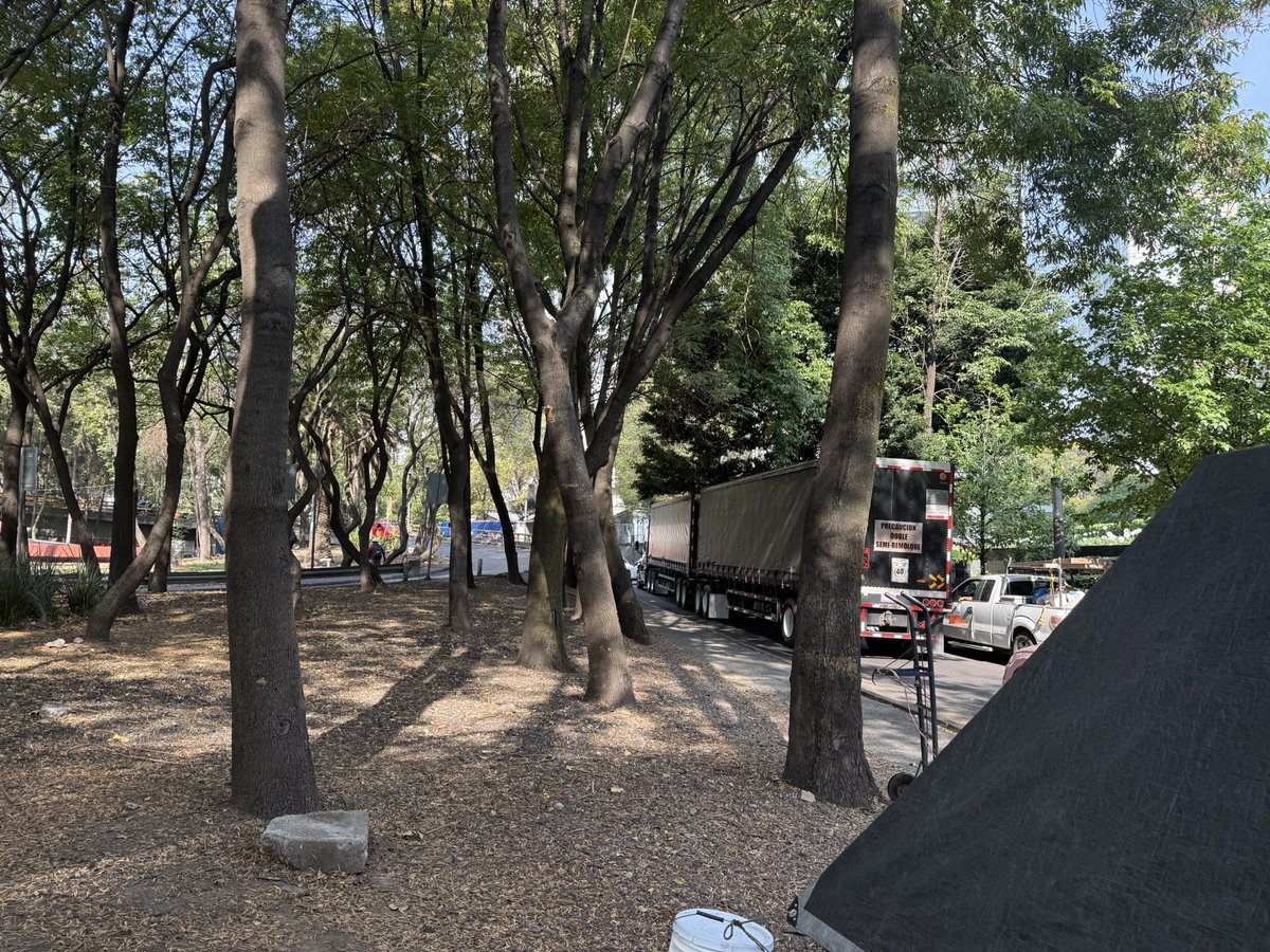 Monicami's tweet photo. ¡Bloqueado por completo! Lateral de Rio San Joaquín y Mariano Escobedo por saturación de lanzadera de tráilers de @GrupoModelo_MX y nadie hace nada @AlcaldiaMHmx @Semovi_CDMX @CuadranteME @RuidoEnLaRed @Polanco1Parques https://t.co/XeYnIlMEKK
