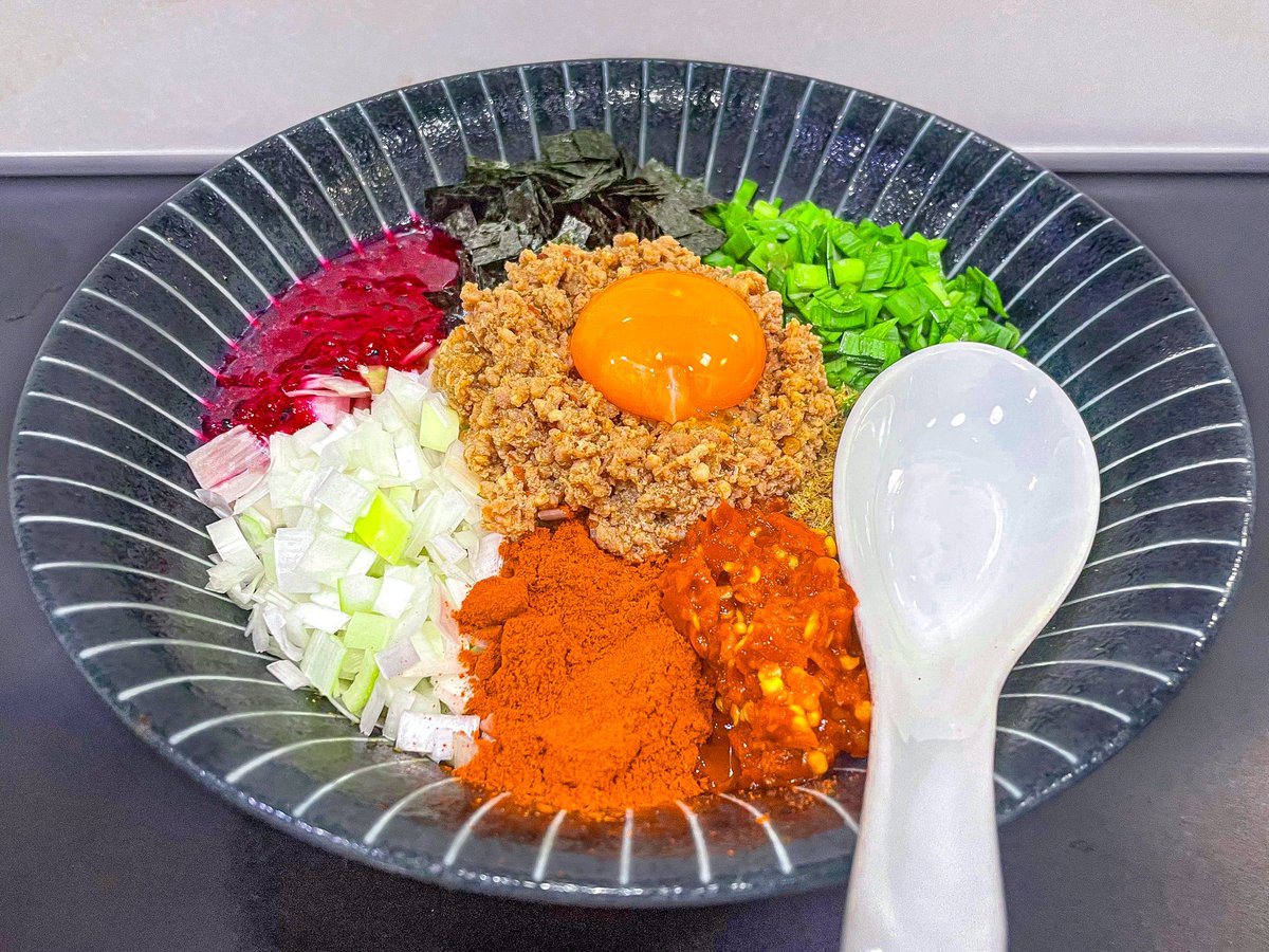 kugai_____'s tweet photo. 自家製麺SHIN@反町  

燃えよドラゴン(限定)＋小ライス

スパイス台湾以来の訪問。肉味噌などの台湾まぜそばの基本具材に、ペースト状のドラゴンフルーツの甘みと生唐辛子の爽やかな辛みが全体をギュっと締め、単なる台湾まぜソバではない独創的な味わいで激ウマ🌟 

〆のライスは必須💯 終始大満足‼️ https://t.co/Ceqk4152RV