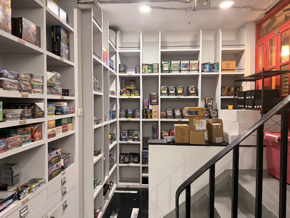 Anchovi27's tweet photo. なぞのTCGショップへ...
MTG!! MTG!! https://t.co/Aa7GUehB5H