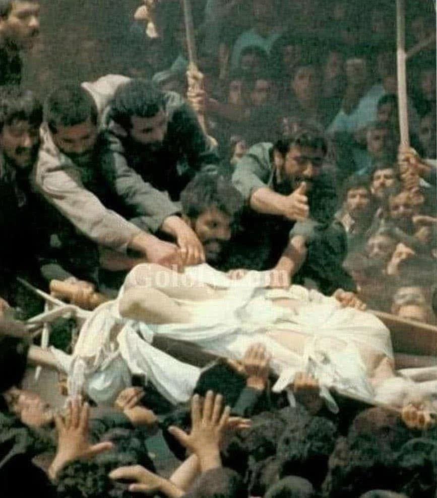 elkhatib_kinda's tweet photo. بين خامنئي لم يدفن وخميني مرة قال : " من سقطت جنازته مرة كان من أهل النار "

حيث يذكر عام 1989 كانت جنازة الخميني في ايران
وعرف انه جثته سقطت أربع مرات اثناء تشييعه .

نار جهنم عليكم وعلى من يواليكم https://t.co/i04cpZqvw3