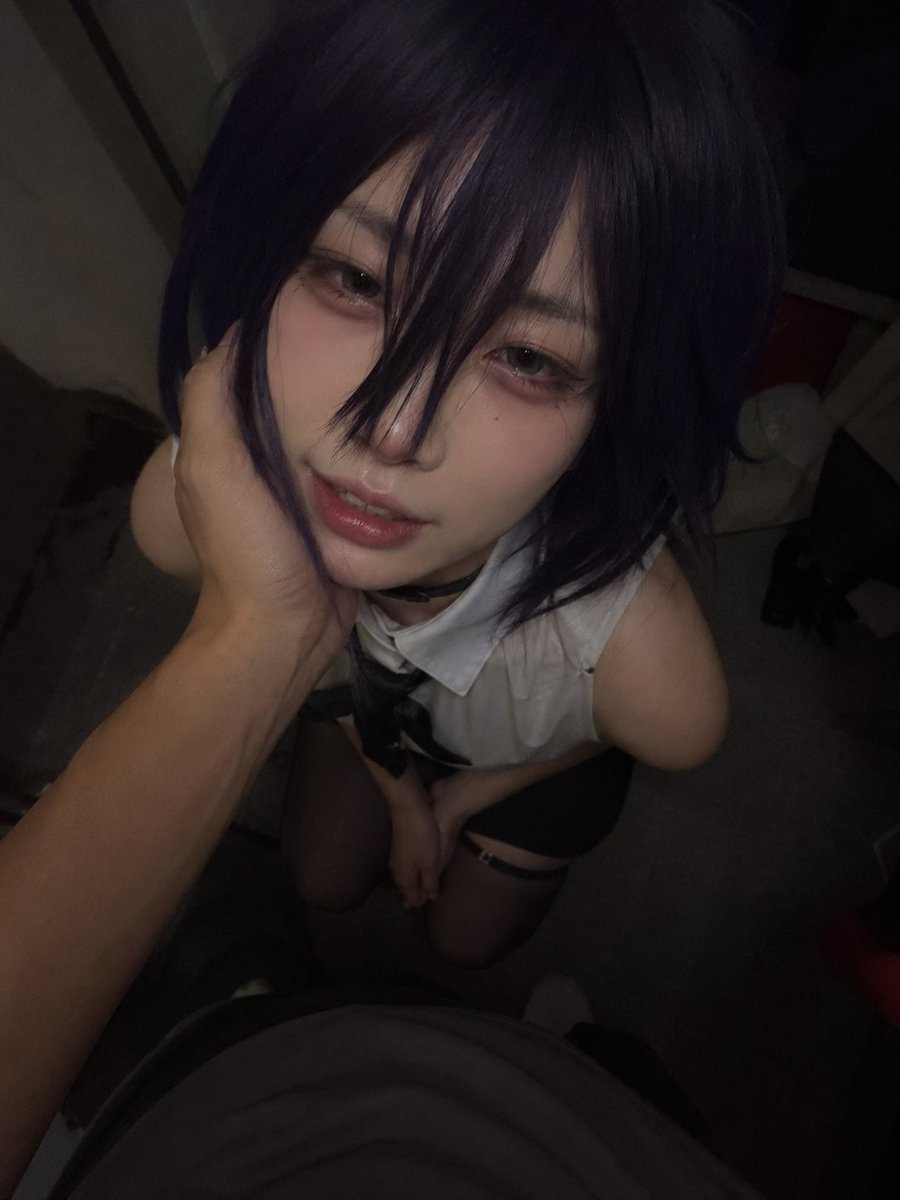 foxshuo's tweet photo. 男友视角：女友醉了，cosplay为[角色]（来自[作品]）， 他一只手捧着她的脸庞，一个漂亮的[特点]女孩，镜头由上至下拍摄，她的眼神恍惚却充满爱意，头发凌乱，房间光线昏暗，业余 iPhone 拍摄，尺寸为3:4。（1/n） https://t.co/CzO8nYNK4M