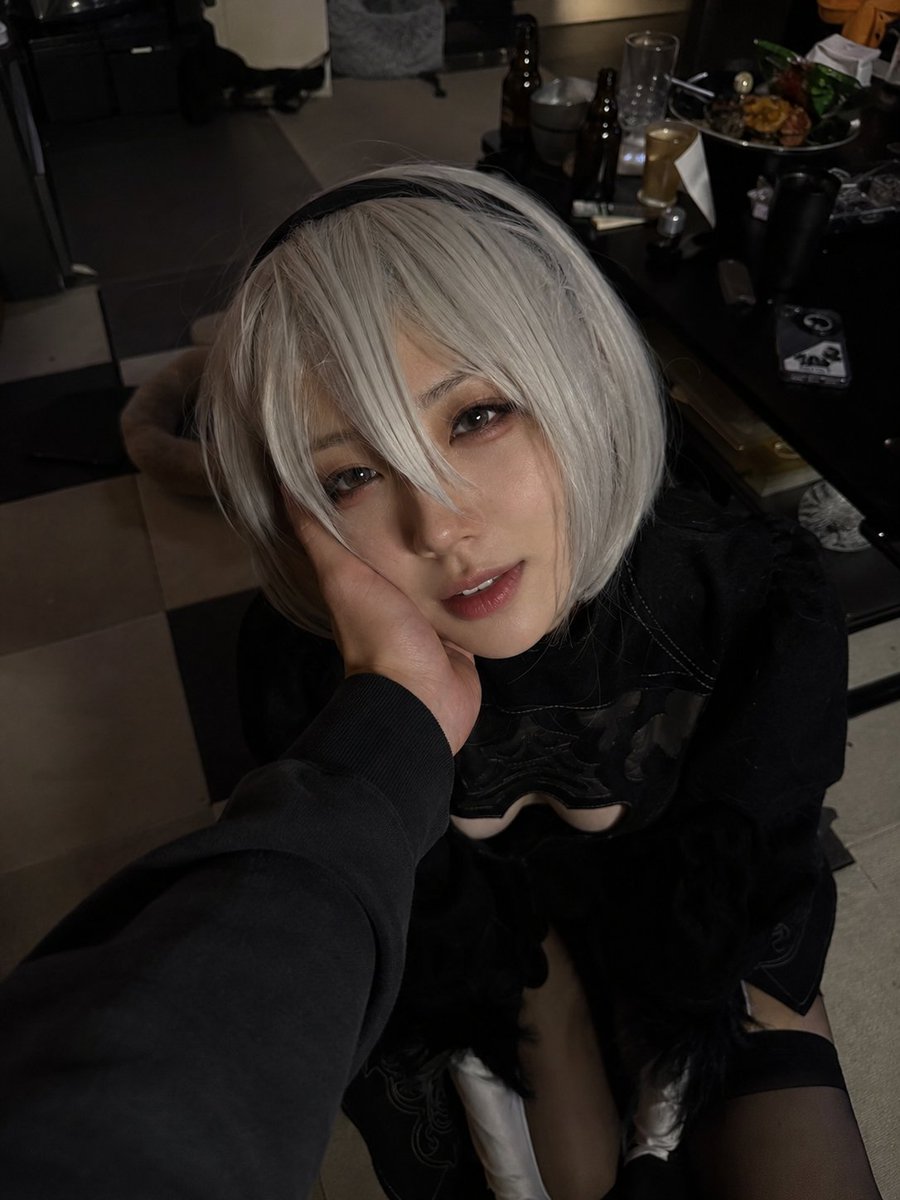 foxshuo's tweet photo. 男友视角：女友醉了，cosplay为[角色]（来自[作品]）， 他一只手捧着她的脸庞，一个漂亮的[特点]女孩，镜头由上至下拍摄，她的眼神恍惚却充满爱意，头发凌乱，房间光线昏暗，业余 iPhone 拍摄，尺寸为3:4。（1/n） https://t.co/CzO8nYNK4M
