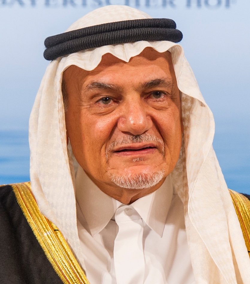ksa_tsar's tweet photo. هكذا نجح محمد بن سلمان

منذ اندلاع الحرب الأميركية - الإسرائيلية على إيران في الثامن والعشرين من شهر فبراير (شباط) الماضي، تتعالى أصوات إعلامية نشاز في منطقتنا وفي الإعلام الغربي تشكك في موقف المملكة العربية السعودية من هذه الحرب التي بذلت المملكة في البدء جهوداً كبيرة لتجن�� وقوعها وجهوداً مكثفة أخرى لوقفها ولإيجاد الحلول الدبلوماسية لها من دون جعجعة واستعراضات ومزايدات وعنتريات، وإخراج المنطقة من هذا الصراع الدموي. إن هذا هو ديدن سياسة قيادة المملكة منذ أسس هذا الكيان المرحوم الملك عبد العزيز. لقد اعتمدت القيادة مبدأ أن العبرة بالفعل وليست بالقول. فبينما ذباب التواصل الاجتماعي يطنطن ويصرخ، كانت المملكة تتروى وتصبر وتعمل. وبينما المطبّلون يطبّلون، تسوس المملكة الأمور وتمحصها. والشواهد أمامنا. فعندما حاولت إيران وغير إيران جرَّ المملكة إلى أتون الدمار، اختارت قيادتنا أن تتحمل جور الجار حمايةً لأرواح مواطنيها وممتلكاتهم. ولو أرادت المملكة، وهي قادرة على ذلك، أن ترد بالمثل على إيران، ودمرت المنشآت والمصالح الإيرانية، فقد تكون النتيجة ت��مير المنشآت النفطية ومحطات تحلية المياه السعودية على طول شاطئ الخليج العربي بل وفي عمق المملكة. ولو نجحت الخطة الإسرائيلية في إشعال الحرب بيننا وإيران لتحولت المنطقة إلى حالة من الخراب والدمار وخسارة الآلاف من أرواح أبنائنا وبناتنا في معركة ما كان لنا فيها لا ناقة ولا جمل. ولنجحت إسرائيل في فرض إرادتها على المنطقة وبقيت الفاعل الوحيد في محيطنا.

لقد نجحت المملكة بحكمة وبُعد نظر ولي العهد الأمير محمد بن سلمان في تفادي ويلات الحرب وتداعياتها المدمرة، لا بل هي الآن مع باكستان تطفئ نار القتال وتسهم في منع التصعيد وتعطي الأمل لدعاة السلام في أن يطمئنوا على أرواح ذويهم وسلامة مصالحهم. وأما دعاة الحرب فيستمرون في عنجهيتهم ونعيقهم، وقد لا يفطنون إلى أن البساط سُحب من تحت أقدامهم. ولم يترك الأمير محمد بن سلمان لإيران أن تفرق بين أخوة دول الخليج، فعاضد وتضامن مع كل القيادات الخليجية وسخّر لهم ولشعوبهم مسارات التجارة والتمويل عبر طرق ومطارات وموانئ المملكة، بل أكد للجميع أن أمنهم هو أمن المملكة، وأن المملكة ستدعم كل ما يقومون به من خطوات لحفظ أمنهم واستقرارهم. وسوف تبقى المملكة على العهد دائماً مع أشقائها.

هكذا تُساس الأمور وهكذا تَعمل البصيرة. فعلى بركة الله تسير قافلتنا ولتنبح الكلاب بأعلى أصواتها وليعض أعداؤنا على أصابعهم من الغيظ. وكما قال المرحوم بدر بن عبد المحسن:

وإن حكى فيك حسادك ترى
ما درينا بهرج حسادك أبد.

بقلم: تركي الفيصل