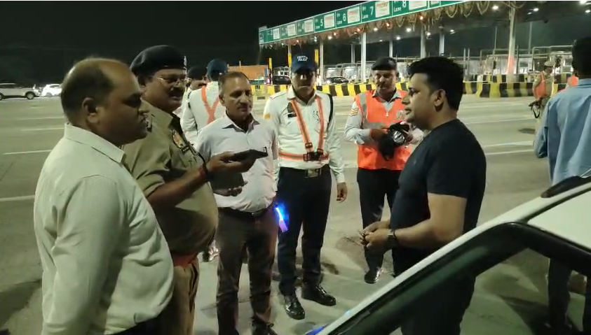 bstvlive's tweet photo. सहारनपुर

➡सहारनपुर में बड़ा वाहन चेकिंग अभियान
➡सैय्यद माजरा टोल प्लाजा पर सख्त कार्रवाई
➡दिल्ली-देहरादून ग्रीन एक्सप्रेस-वे पर वाहनों की जांच
➡वाहन चालक नशे में ड्राइविंग करते मिले, काटे चालान

#Saharanpur #TrafficCheck #PoliceAction @saharanpurpol https://t.co/Iix0JxLScH