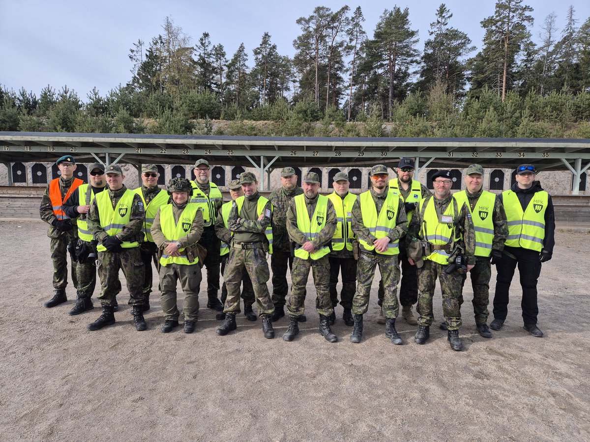 VesaSundqvist's tweet photo. #mpk ei malta täysin huilata edes äitienpäiväviikonloppuna 😉. Santahaminassa pistooliammunnat, B-ajolupakoulutus ja Military Cross Training -harjoitus, ja Tuusulassa puolestaan opiskellaan varavoimaa ja sähköturvallisuutta sekä #hrup väki ahertaa keväisellä koulutuspäivällään👍. https://t.co/wieCXwZXrL
