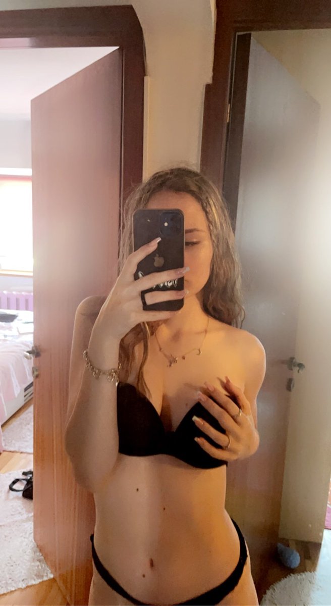leo129a's tweet photo. 21f, sending my nudies to anyone who reacts and follows <3, (for real) 

#nsfw #nsfwtwt #curvy #pawg #goonette #horny #buyingcontent #menu https://t.co/F5fDVeIubo
