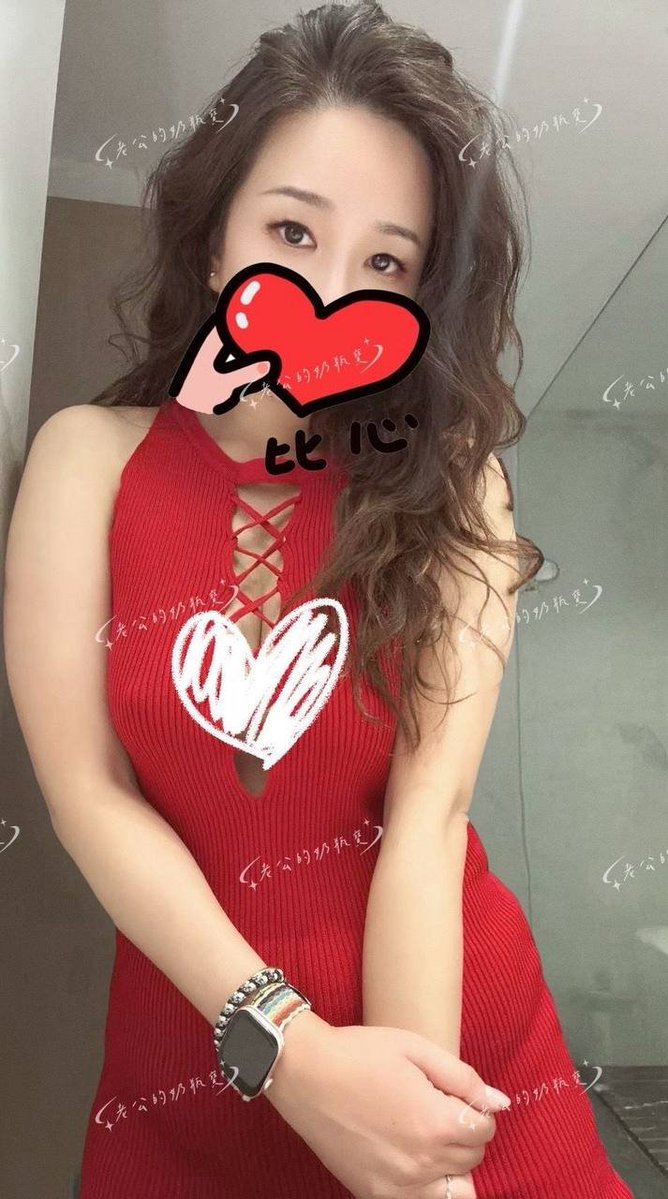 黑丝包裹着腿，红裙勒着腰，你的目光要从哪里开始？#少妇 #御姐 https://t.co/g6jdBFBlna