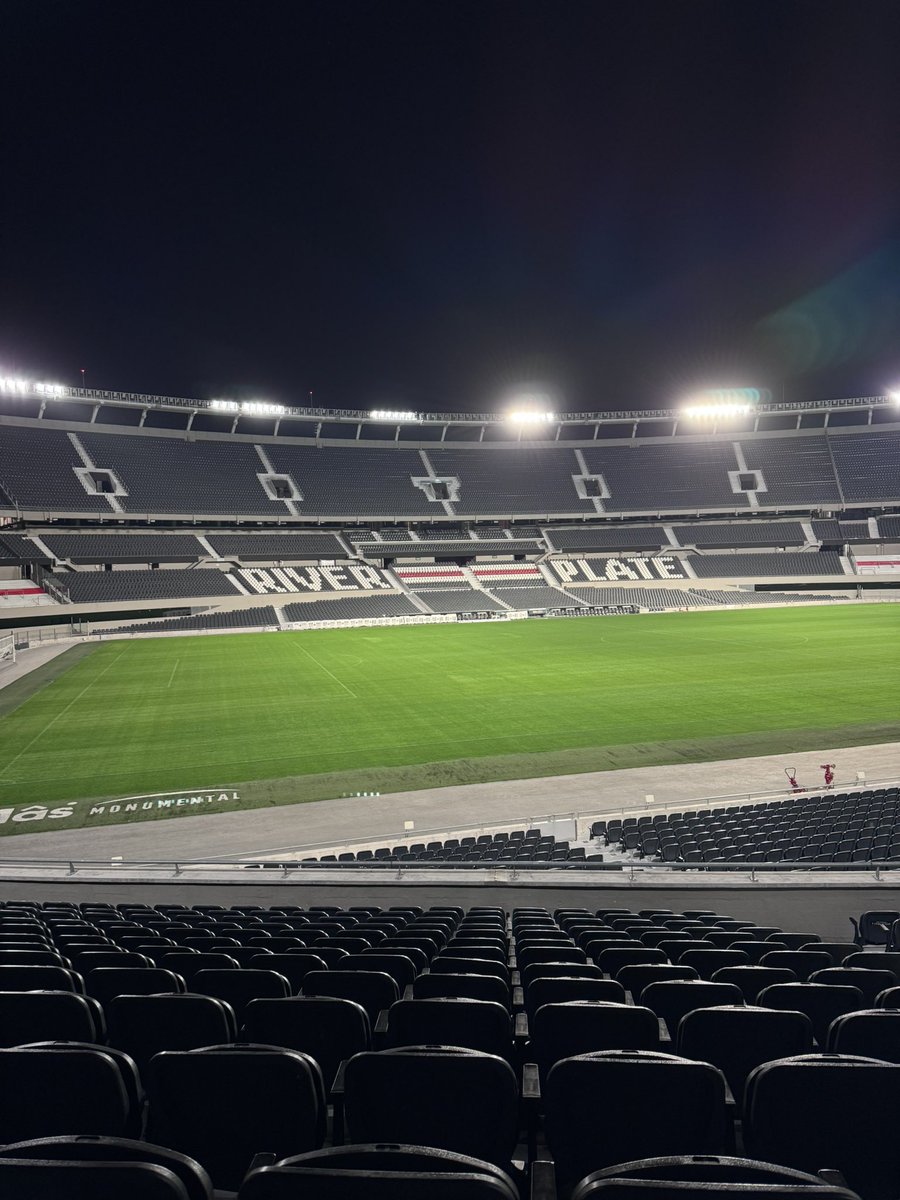 PibeAdR's tweet photo. Verdaderamente abrumante la inmensidad de este estadio. https://t.co/O9wIHCuHtg
