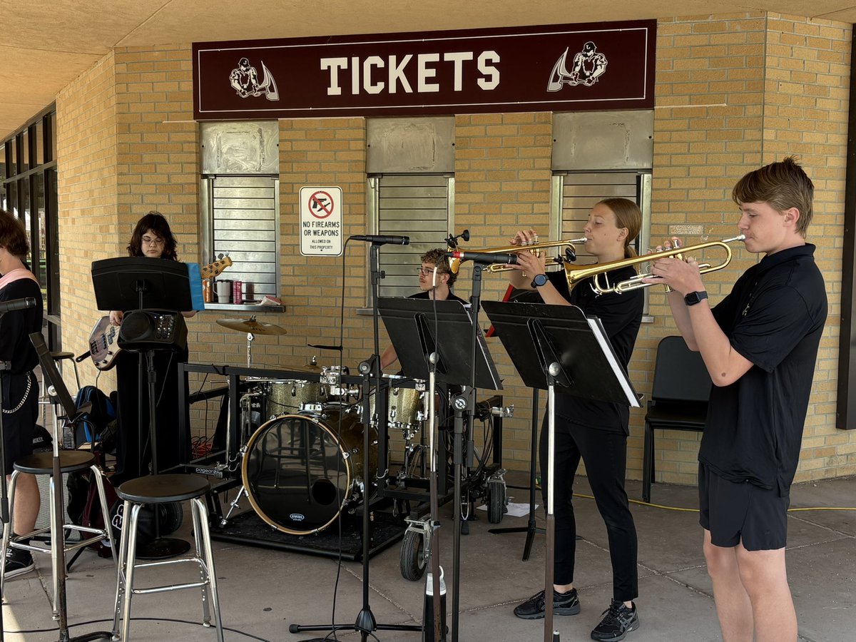 JimtownHigh's tweet photo. The jazz band sounds amazing and the craft vendors are set up and ready to sell.  Come on out to the Jimtown Car and Cycle show! https://t.co/3tOWEy91I2
