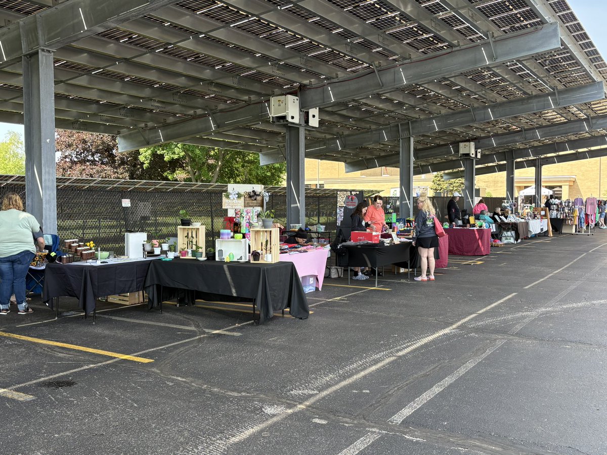 JimtownHigh's tweet photo. The jazz band sounds amazing and the craft vendors are set up and ready to sell.  Come on out to the Jimtown Car and Cycle show! https://t.co/3tOWEy91I2