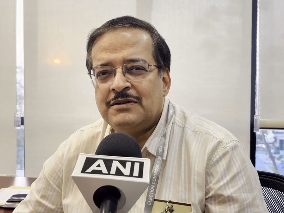 ये सुब्रता गुप्ता IAS हैं 

पूर्व इलेक्शन कमीशन स्पेशल ऑब्ज़र्वर 

पश्चिम बंगाल में SIR के ज़रिए जो 27 लाख वोट काटे थे, ये अब मुख्यमंत्री सुवेंदु अधिकारी के सलाहकार नियुक्त हुए हैं 

सब फ़ील्डिंग पहले से सेट था