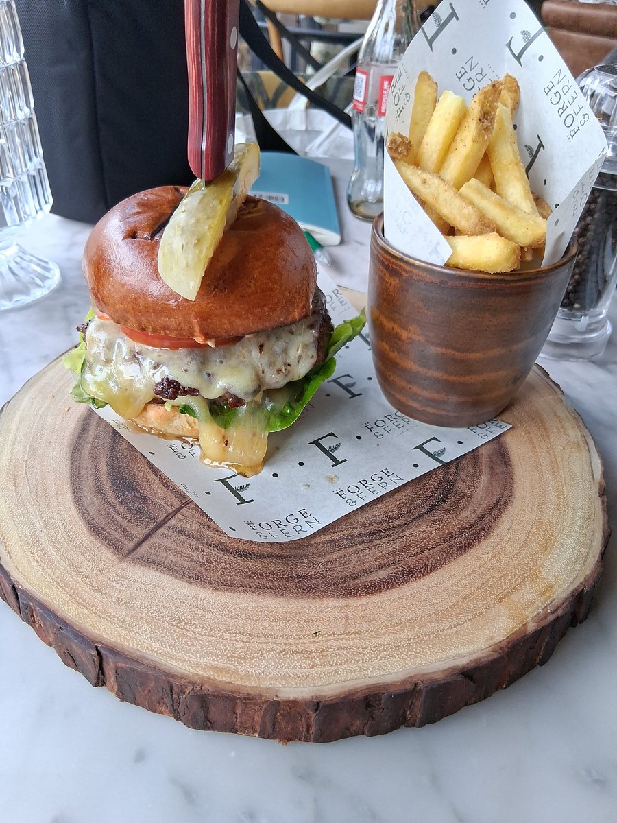 TakisMoug's tweet photo. Burger poetry https://t.co/tseYxCA5Eu