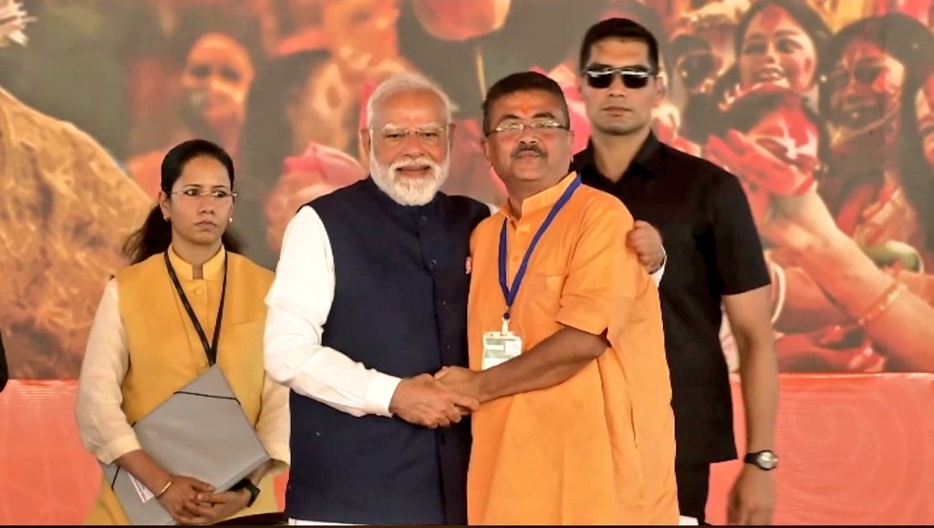 KNSaravanan4's tweet photo. TMC terror is over..
BJP era begins...

Historical moment for West Bengal.. Congratulations to @SuvenduWB
Dada for becoming the first BJP CM of West Bengal... 🪷#bjpforbengal https://t.co/HcCO3eNbpa