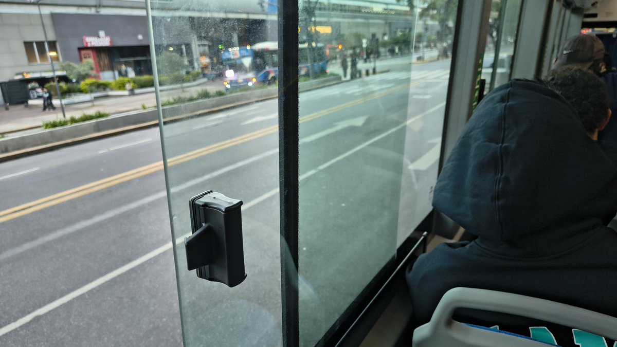 CiudadDeBondis's tweet photo. Quien dijo ventana sellada = no poder abrirla? Los chinos seguro que no.
Desde el NUEVO #29 de la #Linea42, #Yutong ZK6128HG a GNC 0km. Muy pronto en @CiudadDeBondis
Si, se escucha la radio en todo el coche jajaja https://t.co/q7u9XOEzfg
