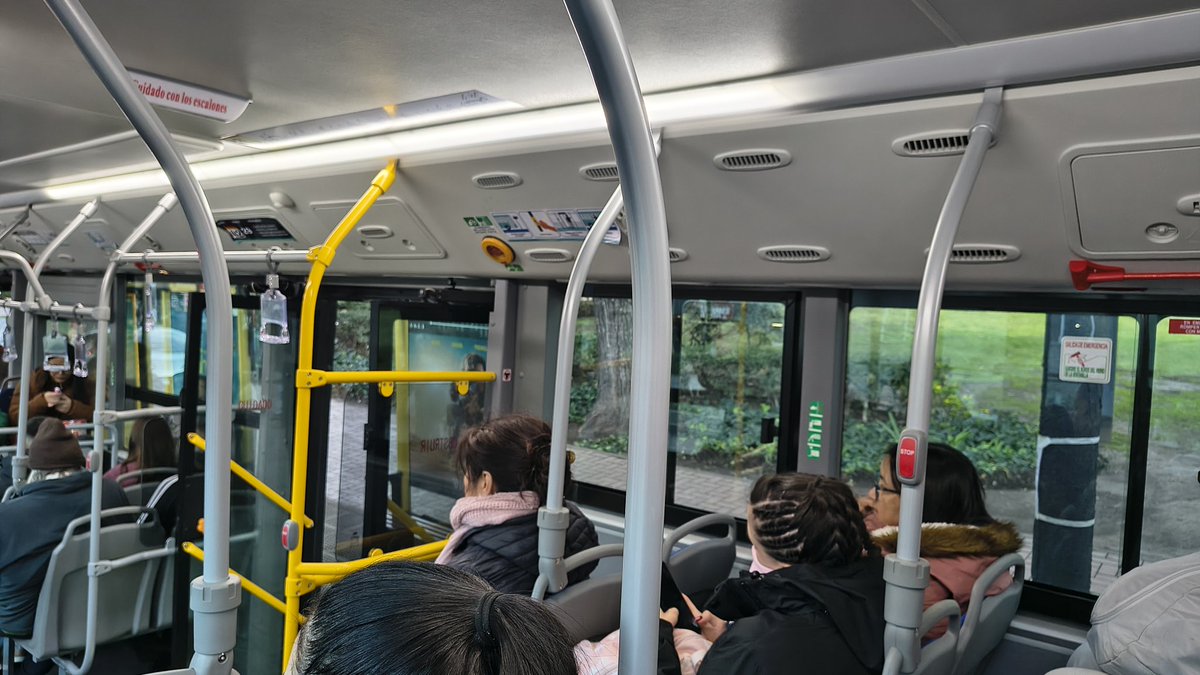 CiudadDeBondis's tweet photo. Quien dijo ventana sellada = no poder abrirla? Los chinos seguro que no.
Desde el NUEVO #29 de la #Linea42, #Yutong ZK6128HG a GNC 0km. Muy pronto en @CiudadDeBondis
Si, se escucha la radio en todo el coche jajaja https://t.co/q7u9XOEzfg