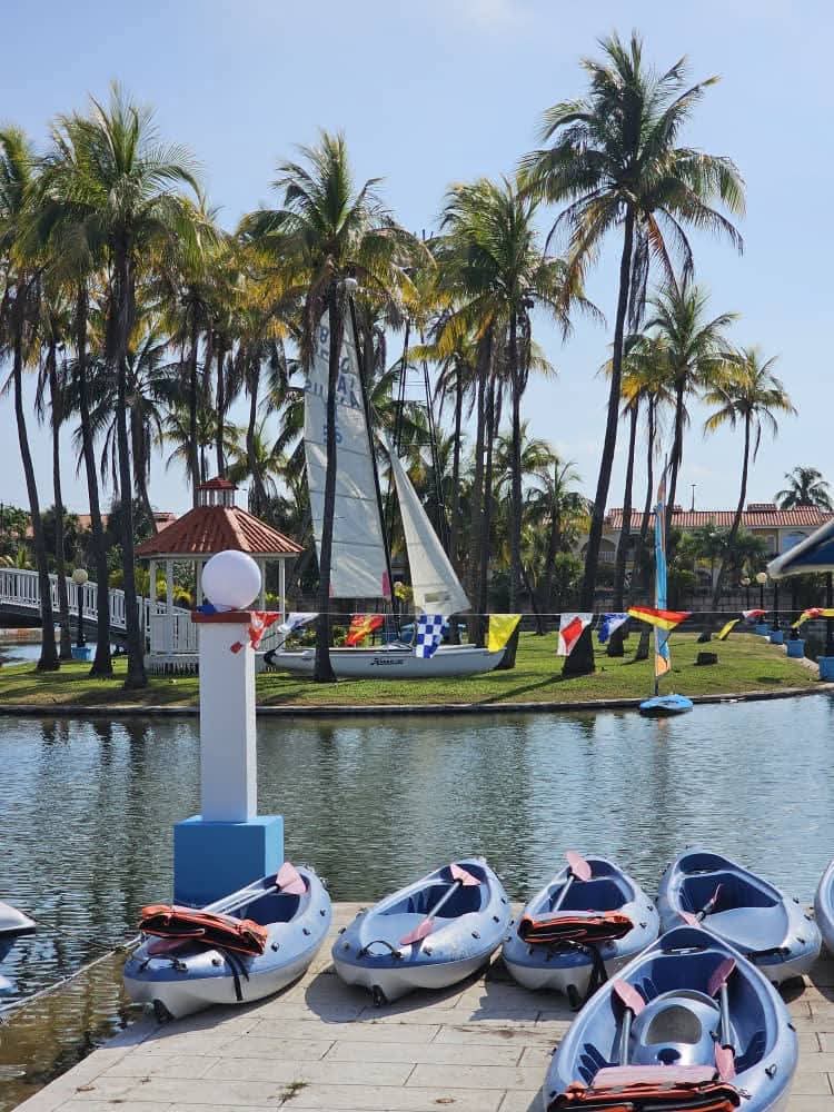 cubasol1's tweet photo. 🌴Josone se viste de gala: La fiesta de todos en #fitcuba2026.
El corazón de #Varadero late más fuerte que nunca.  El emblemático Parque Josone se transforma en el epicentro de la alegría, la cultura,  la tradición cubana y una mezcla de colores y sabores.
 #CubaEsFiesta #Cubasol https://t.co/142tXhqCvE