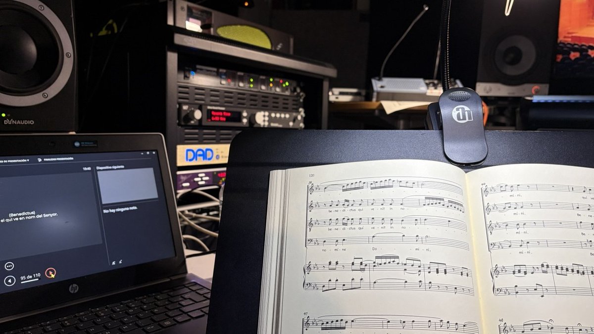 MessiesBcn's tweet photo. Revisant fins l'ultim detall per tal que demà tot surti impecable.
Un dels nostres col·laboradors, en Beni Rodríguez, a la cabina del @auditoribcn controlant els subtítols pel #concert de demà
#guerraipau
#participatiu #primavera 
#casals150 https://t.co/SbSSvo3iHk
