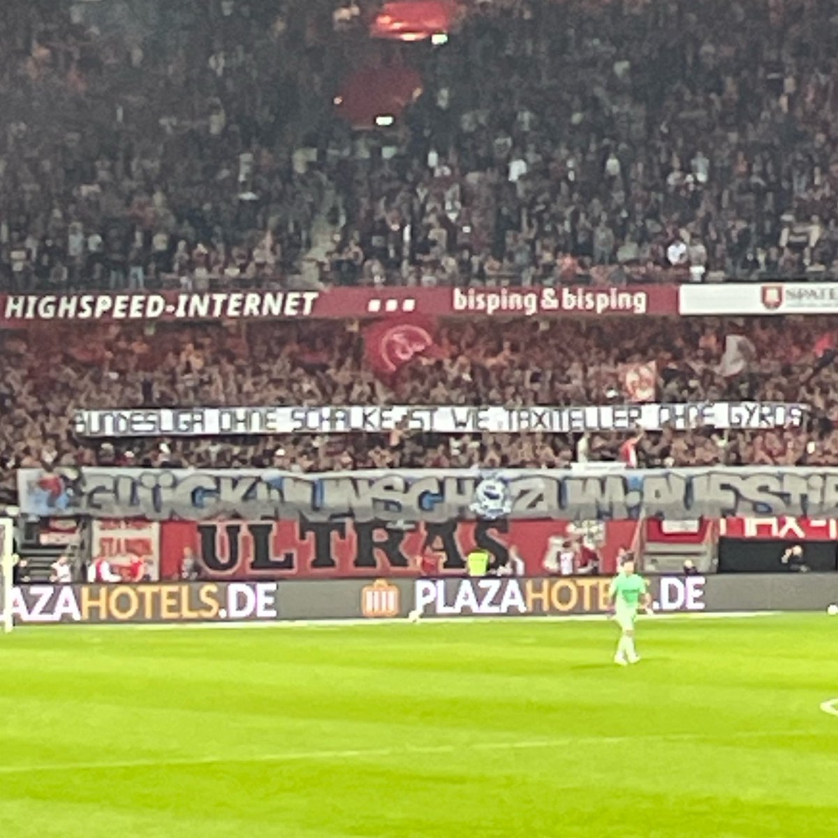 jul___23's tweet photo. #Schalke und der #FCN on Point. Danke an die Nordkurve Nürnberg.

#FCNS04 #S04 https://t.co/08SDkhsUSE