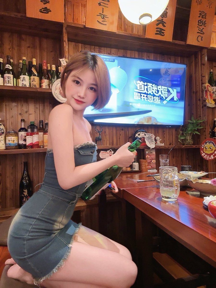 Linlinlagong's tweet photo. 认识篇～
我们是从交友软件加了微信，在微信聊了半年，她经常白天回复晚上不回复，经常发神经的骂我几句，就这么持续了半年，约她出来一只答应，也一直放鸽子。总感觉她有对象，但是问她她一直否认。第七个月聊着聊着变味了，开始和我说骚话了，慢慢也开始肆无忌惮 对话也更加亲密露骨了 #绿帽 #绿奴 https://t.co/YWDFA9A6pR