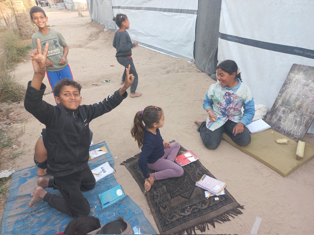 Ahmadamarm23's tweet photo. As you can see, despite the war, the tents, and the hunger in Gaza, children are continuing to receive education. It is the right of every child in Gaza to be educated. They criticized the child, Ntom, their only hope 💔🥹🇵🇸💔🙏 https://t.co/drMK2AiQft
