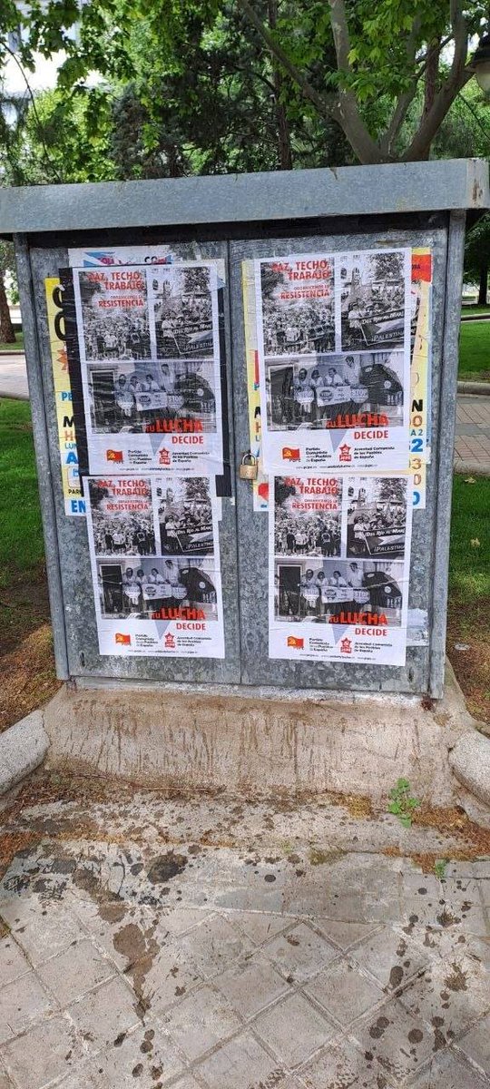 PCPE_Madrid's tweet photo. Salimos a las calles en Leganés para hacer una pegada de carteles de la campaña paz, techo, trabajo.
#PCPE #JCPE https://t.co/0AoJnqq2Su