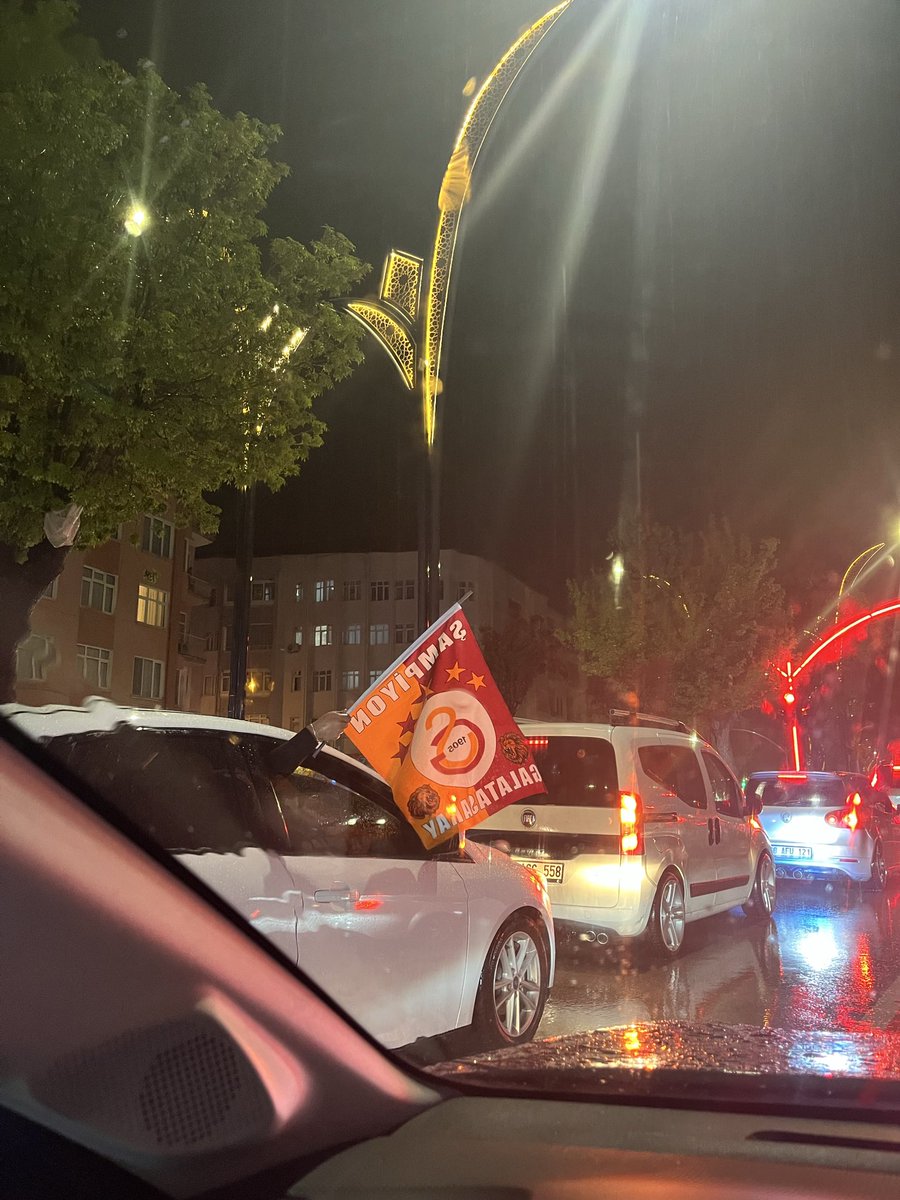 Deryaasall's tweet photo. Fenerli olmak yetmezmiş gibi şampiyonluk konvoyunda kalmak 💔 https://t.co/MtFtWVXVHB