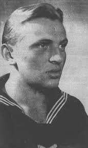 NieMehrKrieg's tweet photo. „Wir werden die letzten Opfer dieses Krieges sein und sterben umsonst, wie so viele Gefallene.“

Aus dem Abschiedsbrief des Marinefunkers Alfred Gail, der zusammen mit Martin Schilling und Fritz Wehrmann am 6. Mai 1945 seine Einheit verließ, nachdem die Seestreitkräfte die (Teil-)Kapitulation erklärt hatten. 

Die drei wurden von dänischen Hilfspolizisten aufgegriffen und an den noch amtierenden deutschen Ortskommandanten ausgeliefert. Am 9. Mai - einen Tag nach der Gesamtkapitulation - wurden die drei Matrosen von einem deutschen Kriegsgericht auf dem Schiff Buéa wegen Fahnenflucht zum Tode verurteilt.

Der zuständige Kommandeur Rudolf Petersen bestätigte die Todesurteile am 10. Mai und ließ die drei Männer von einem Erschießungskommando an Bord hinrichten. Die Leichen warf man in die Ostsee.

Petersen, der später u.a. für die Bundeswehr arbeitete, wurde nach dem Krieg in drei Strafprozessen von allen Vorwürfen freigesprochen. Die Mutter von Alfred Gail nahm sich daraufhin das Leben. Petersen lebte noch bis 1982. Er starb mit 77 Jahren.

Fritz Wehrmann war 26, Martin Schilling 22 und Alfred Gail 20 Jahre alt. R.I.P.
#NieWiederKrieg #WirVergessenNicht

Das Bild zeigt Fritz Wehrmann.