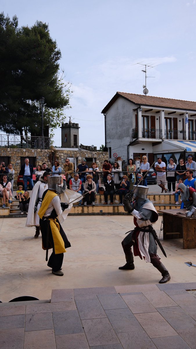 PrincSeborga's tweet photo. Spade, vessilli, abiti d’epoca e atmosfere medievali: domenica 3 maggio Piazza Martiri Patrioti si è trasformata in un piccolo angolo di Medioevo. 🛡️🏰 

La suggestiva rievocazione storica organizzata dalla Confraternita del Lupo di Montichiari (BS), in omaggio a S.A.S. la Principessa Nina, ha regalato a Seborga un pomeriggio ricco di fascino, tradizione e spirito storico, coinvolgendo cittadini e visitatori in un viaggio nel tempo dal sapore autentico.

Grazie alla Confraternita del Lupo per la passione, la disponibilità e l’entusiasmo con cui ha animato il nostro borgo, contribuendo a rendere ancora più viva la sua storia e la sua identità.
.
#seborga #principatodiseborga #principalityofseborga