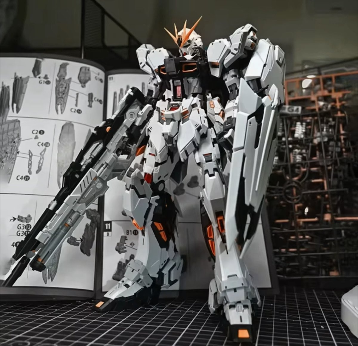 4646_hiro's tweet photo. 購入3ヶ月気分転換に少しずつ組み立てたPG νガンダム 1/60スケールは伊達じゃなかったわー https://t.co/0CH3pfDLd6