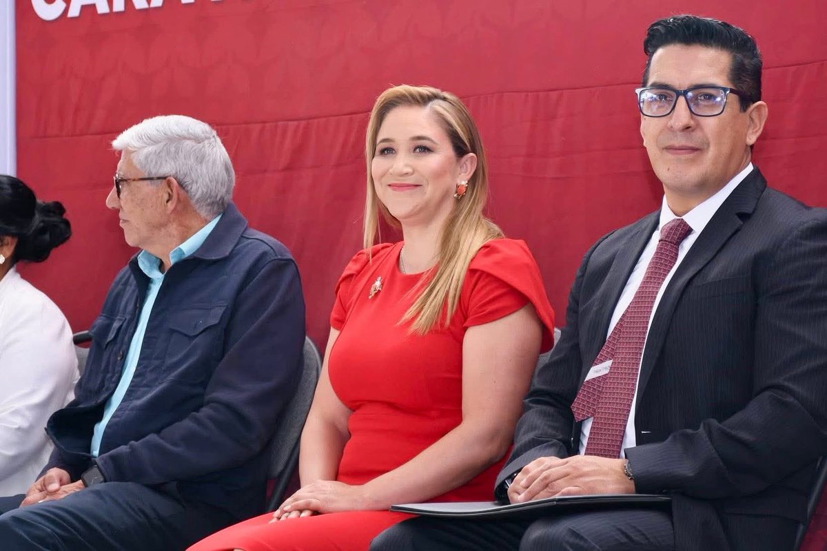 ReporteToluca's tweet photo. ❤️ #Esooo 👰🏻♀️🤵🏻♂️ 60 parejas dicen “SI ACEPTO” en San Mateo Atenco 💍🎂
La presidenta municipal, Ana Muñiz Neyra, atestiguó el enlace matrimonial de 60 parejas que decidieron hacer formal su amor durante las Caravanas Itinerantes por la Justicia Social. https://t.co/C9rjMHyM0o