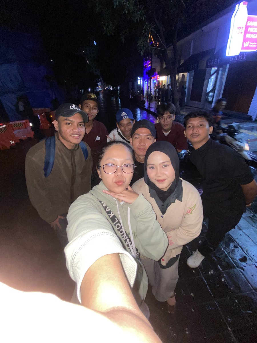 َ tweet media