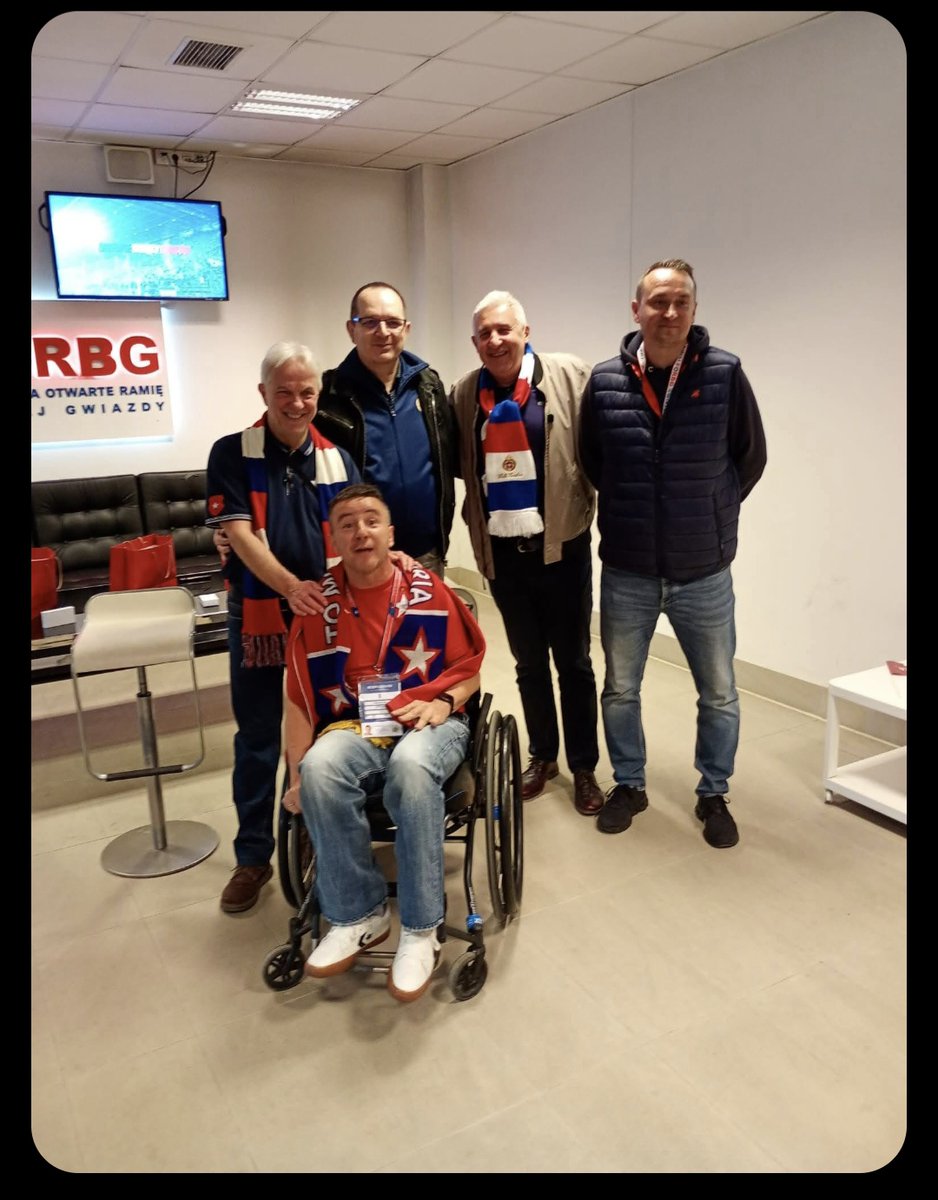FORBG1906's tweet photo. WISŁA WRACA DO EKSTRAKLASY⭐️🔵⚪️🔴
Wieczór pełen wzruszeń i wiślackiej tożsamości Historyczna noc w Krakowie
U nas na balkonie wielu znakomitych gości zakochanych w Wiśle tak jak my👇
Szczęście, pasja i zero barier – tak wyglądała nasza droga po awans! Razem jesteśmy silniejsi!💪 https://t.co/xJ7tN0LLNH