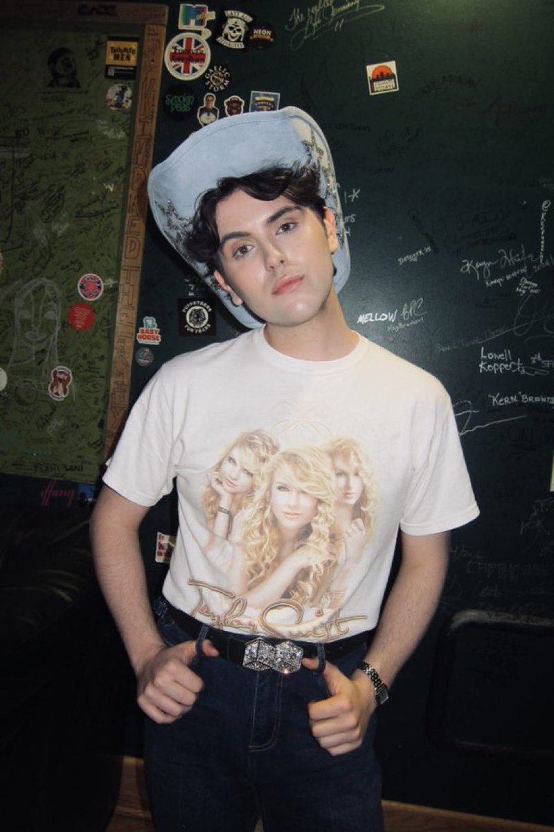 Swiftologist Biggest Fan tweet media