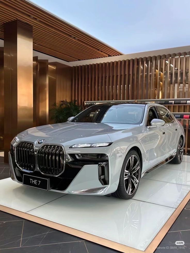 med_tweeets's tweet photo. Mercedes Maybach S Class 2027 🩶
BMW i7 2027 🤍💙 https://t.co/DfWyksBo8Y