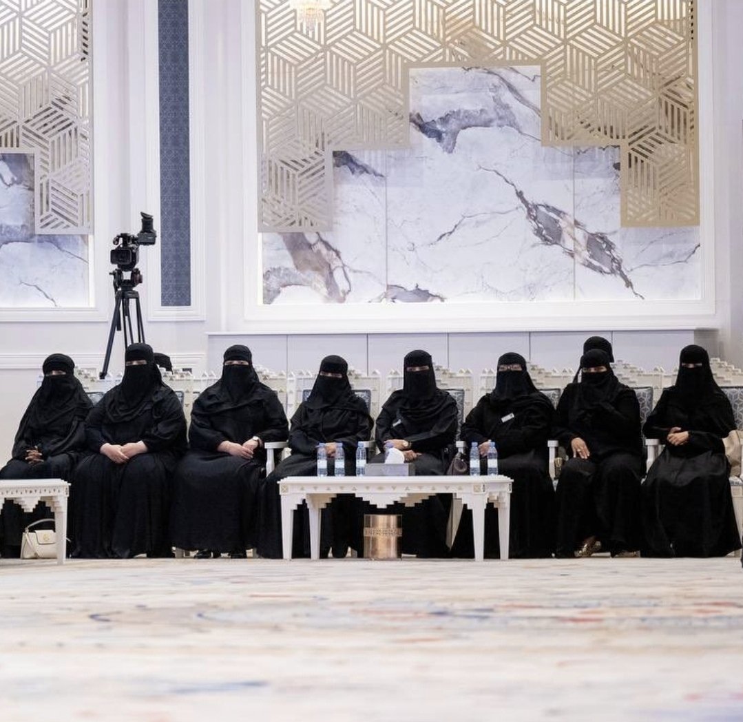 HAYAABDULLAH_SH's tweet photo. #صوره_اليوم
"يحق لنا أن نفخر أمام العالم" بهذه الصورة وبمن فيها من نساء المملكة العربية #السعوديه 🇸🇦
علم وعمل، وشهادات عليا، وجاه ومال ومناصب، وستر وعفاف وحشمة، وخدمة دين ووطن.
الله.. 🤲 يحفظهن بحفظه ويزيدهن من نعيمه وفضله ويوفقهن لخدمة الدين والوطن.
#نساء_السعوديه https://t.co/AaEbC0m6u3
