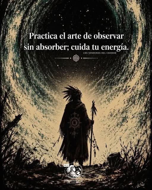 juliadraguta1's tweet photo. 👉No todo lo que entra por tus ojos necesita quedarse en tu ALMA. 

✅Existe un arte sagrado que pocos practican: el arte de observar sin absorber. 
✅De estar presente sin perderte. 
✅De acompañar sin cargar lo que no te pertenece.

👁️No todo lo que ves debes cargarlo. 
🔁No todo lo que sientes debe quedarse dentro de ti.

🦅El águila vuela alto sobre los valles. 
👀Observa el río desde las alturas, ve el movimiento del agua, conoce cada curva del cauce, pero sus alas no se mojan. 
👀Su mirada es total, su contacto, ninguno. 

🤺Así es el arte del guerrero espiritual: presencia plena sin rendición del ser.

👉Hay personas que entran a tu vida como tormentas. 🎯Traen su trueno, su relámpago, su lluvia pesada. 
🫵Y tú, por costumbre, por bondad mal entendida, abres todas tus ventanas y dejas que la tormenta habite en tu interior. 
😰Sales empapado. Sales frío. 
⚔️Y te preguntas por qué te sientes agotado cuando ni siquiera era tu tormenta.

🌳El árbol sabio no detiene el viento. 
📆Lo deja pasar entre sus ramas. 
⤴️Se dobla, sí, pero no se rompe, porque sus raíces saben dónde está su centro.

👁️Observar sin absorber no es indiferencia, no es corazón cerrado ni alma distante. 
🧠Es discernimiento sagrado. 
✅Es saber que puedes acompañar el dolor ajeno sin convertirlo en el tuyo.
👂Puedes escuchar sin llenarte, puedes amar sin disolverse.

🫵Tu energía es territorio sagrado, no todo ser que llega merece cruzar ese umbral. 
👉No toda emoción que ronda tus fronteras tiene permiso de quedarse a vivir dentro de ti.

✅Aprende a mirar el fuego sin quemarte. 
✅Aprende a caminar bajo la lluvia sin perder tu calor interior. 
✅Ese es el arte del que cuida su medicina, porque quien pierde su energía, pierde su camino.

🔴Cuida lo que llevas dentro. 
🔴Cuida lo que permites entrar. 
🔴Cuida el fuego sagrado que arde en tu pecho, nadie más lo hará por ti.

🫵Aunque tu ser es infinito, tu energía no es infinita. 
👉Es sagrada y lo sagrado se protege, no se entrega a cualquiera que llegue con hambre. 
🔴Puedes amar profundamente y aun así mantener tus fronteras. 🔴Puedes ser compasivo y seguir siendo entero.