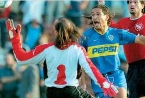 📅 #UnDiaComoHoy 09/05/2004
𝐈𝐍𝐃𝐄𝐏𝐄𝐍𝐃𝐈𝐄𝐍𝐓𝐄 𝟏–𝟒 𝐁𝐎𝐂𝐀 💙💛💙
🏟️ ¡Goleada con suplentes en Avellaneda!
⚽ Goles: Barijho (2), Cángele y Caballero (e/c)
💭 ¿Te acordás de esa goleada contra los rojos?