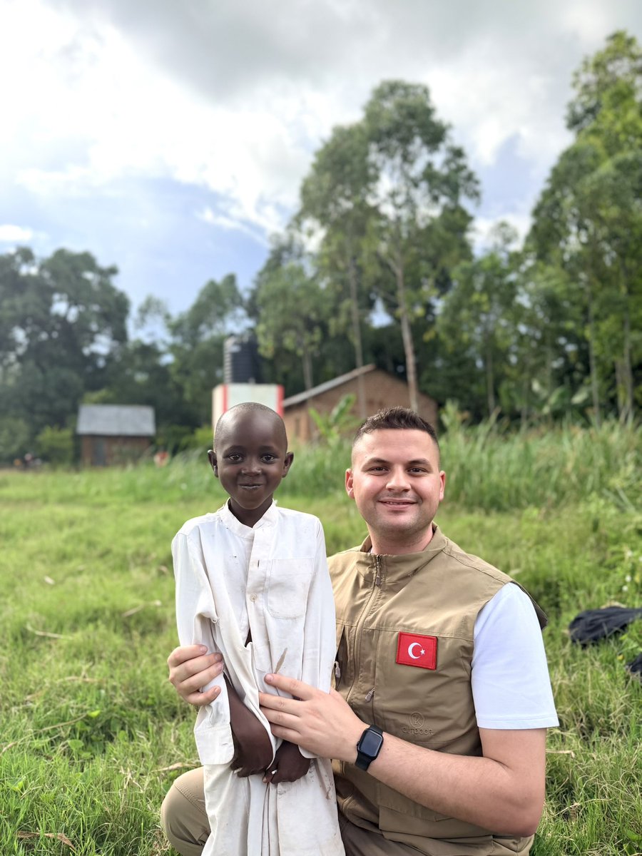 yasinselimtr's tweet photo. “İnananlar ancak kardeştir” anlayışıyla, “Yaradılanı severiz Yaradan’dan ötürü” düsturuyla; Afrika’nın Uganda ülkesindeyiz. 🇺🇬

Mazlumun yanında, ihtiyaç sahibinin duâsında olmaya; gönüllere dokunmaya gayretle devam ediyoruz.🤗🇹🇷 https://t.co/fxkm5HOa2j