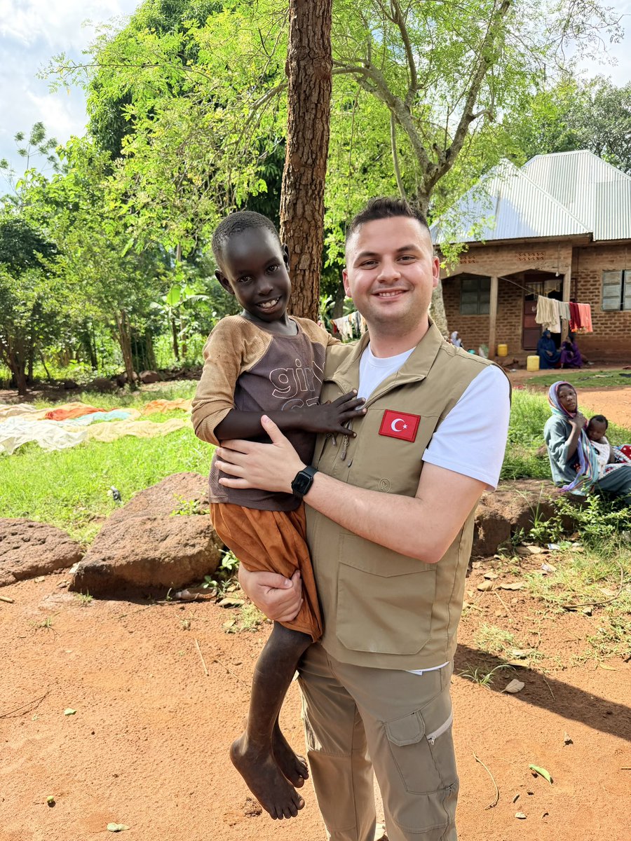 yasinselimtr's tweet photo. “İnananlar ancak kardeştir” anlayışıyla, “Yaradılanı severiz Yaradan’dan ötürü” düsturuyla; Afrika’nın Uganda ülkesindeyiz. 🇺🇬

Mazlumun yanında, ihtiyaç sahibinin duâsında olmaya; gönüllere dokunmaya gayretle devam ediyoruz.🤗🇹🇷 https://t.co/fxkm5HOa2j
