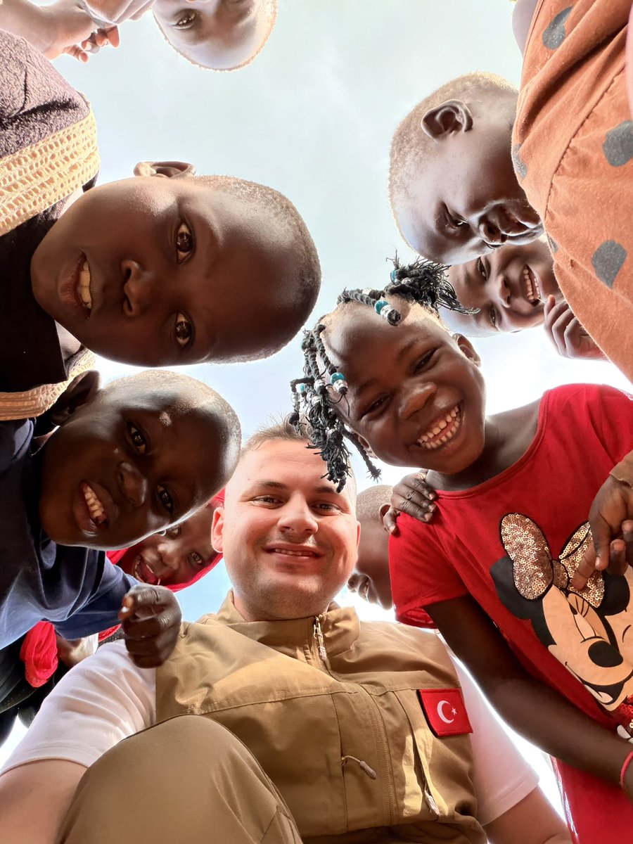 yasinselimtr's tweet photo. “İnananlar ancak kardeştir” anlayışıyla, “Yaradılanı severiz Yaradan’dan ötürü” düsturuyla; Afrika’nın Uganda ülkesindeyiz. 🇺🇬

Mazlumun yanında, ihtiyaç sahibinin duâsında olmaya; gönüllere dokunmaya gayretle devam ediyoruz.🤗🇹🇷 https://t.co/fxkm5HOa2j