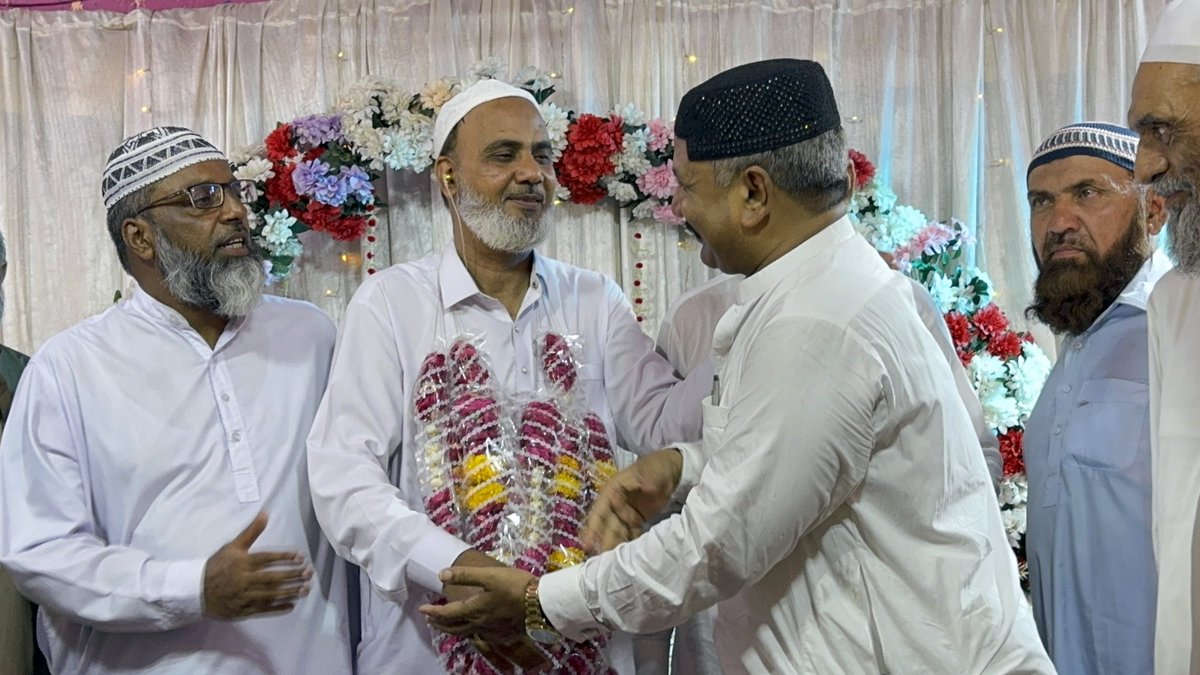 حج مقدس روانگی پر اپنے بچپن کے دوست کلاس فیلو چوہدری غلام محمد بھائی کو مبارکباد پیش کرنے انجمن احباب کھٹیکہ گلستان کالونی پہنچا اور انہیں مبارکباد پیش کرتے ہوئے مقدس سفر پر امت مسلمہ خصوصاً دوست احباب کیلئے دعاؤں کی درخواست کی 

#Lyari_Karachi